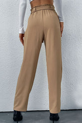 Gerade geschnittene Hose mit Gürtel und Taschen